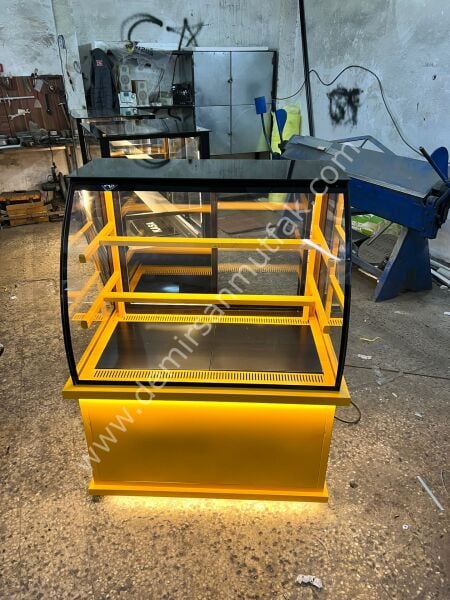 Sarı LED Aydınlatmalı Pasta Teşhir Dolabı | Modern Cam Vitrin – DM010