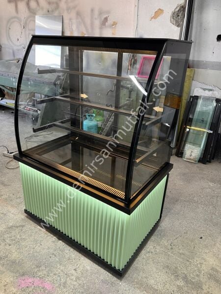 Yeşil Dekor Panelli Pasta Teşhir Dolabı | LED Aydınlatmalı Modern Vitrin – DM011