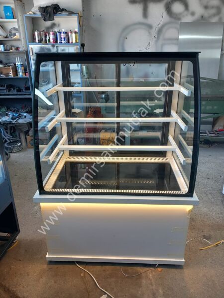 Beyaz Bombeli Pasta Teşhir Dolabı | LED Aydınlatmalı Modern Vitrin – DM012
