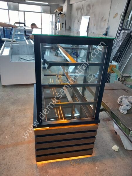 Ahşap Dekorlu Pasta Teşhir Dolabı | 4 Tarafı Cam LED Vitrin – DM013