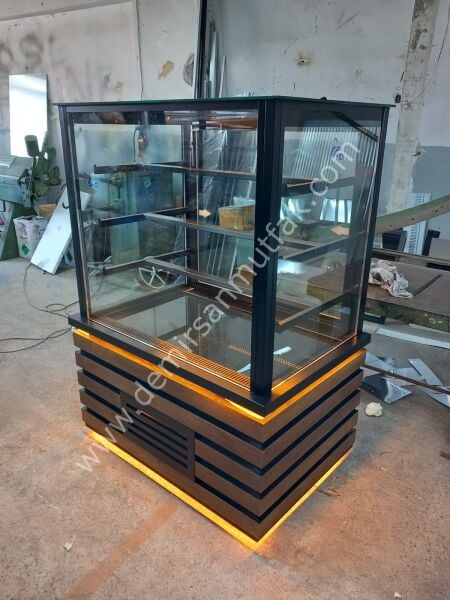 Ahşap Dekorlu Pasta Teşhir Dolabı | 4 Tarafı Cam LED Vitrin – DM013