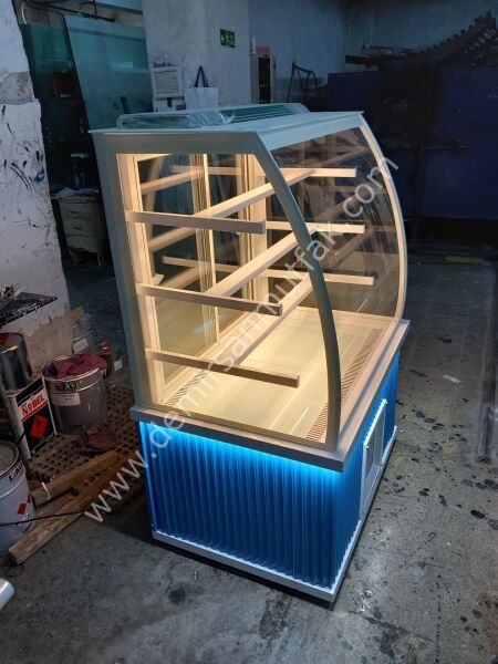 Mavi Dekor Panelli Bombeli Pasta Tatlı Dolabı | LED Aydınlatmalı Vitrin – DM014