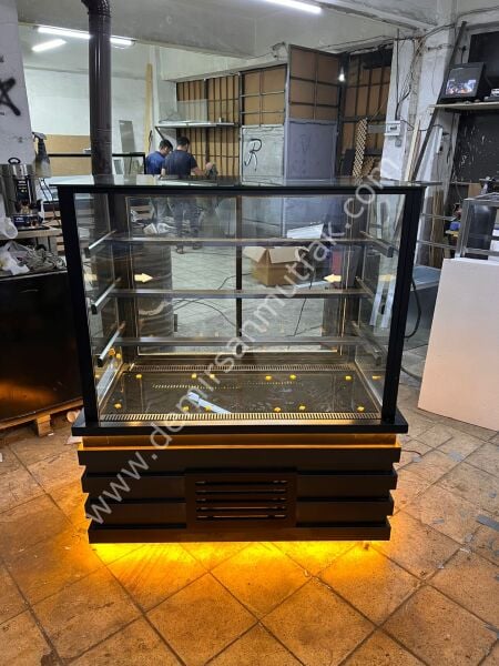 Siyah Modern Pasta Teşhir Dolabı | LED Aydınlatmalı Profesyonel Vitrin – DM017