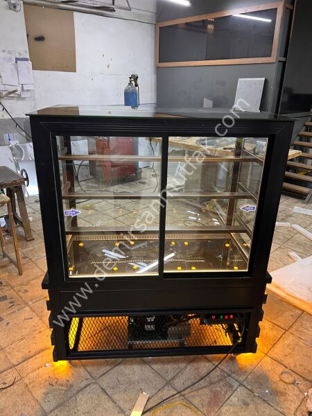 Siyah Modern Pasta Teşhir Dolabı | LED Aydınlatmalı Profesyonel Vitrin – DM017