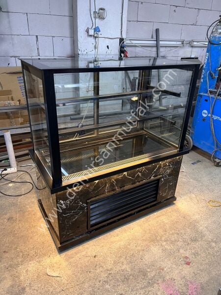 Mermer Desenli Siyah Pasta Dolabı | Düz Cam Profesyonel Pasta Teşhir Vitrini – DM019