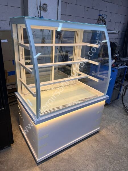 Beyaz Modern Pasta Dolabı | Geniş Camlı LED Aydınlatmalı Pasta Teşhir Vitrini – DM020