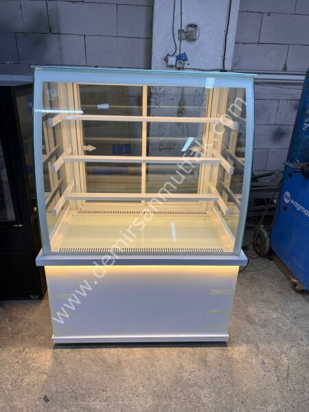 Beyaz Modern Pasta Dolabı | Geniş Camlı LED Aydınlatmalı Pasta Teşhir Vitrini – DM020