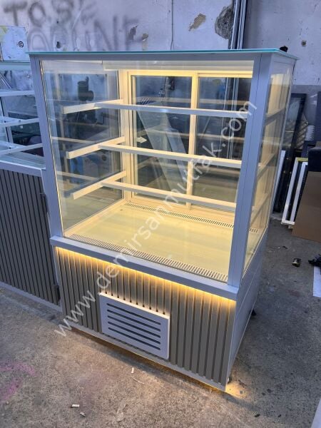 Premium Beyaz Pasta Teşhir Dolabı | LED Aydınlatmalı Geniş Camlı Pasta Vitrini – DM021