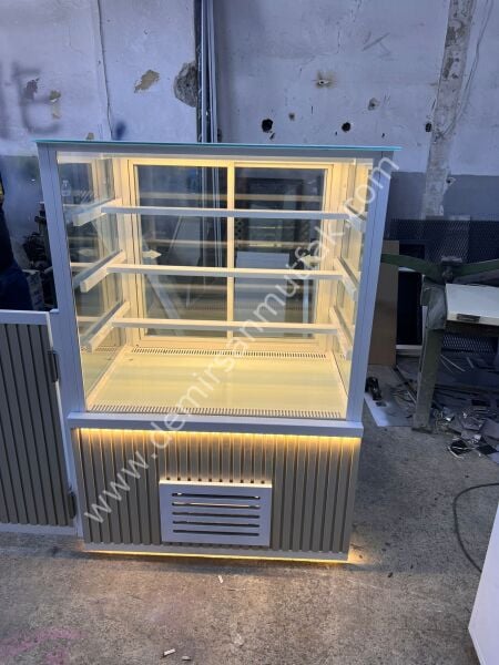 Premium Beyaz Pasta Teşhir Dolabı | LED Aydınlatmalı Geniş Camlı Pasta Vitrini – DM021