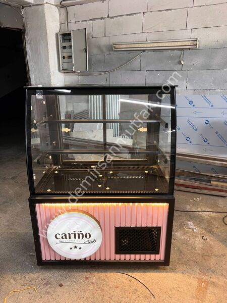 Pembe Dekorlu Pasta Tatlı Dolabı | LED Aydınlatmalı Modern Pasta Teşhir Vitrini – DM022