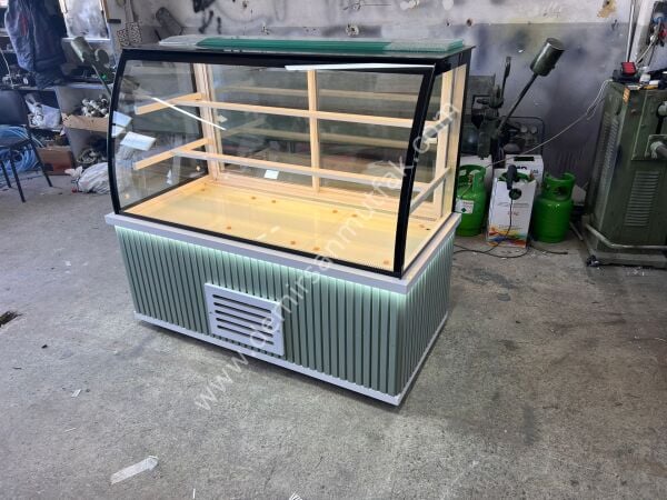 Yeşil Dekorlu Pastane Dolabı | Kavisli Camlı LED Pasta Teşhir Vitrini – DM024