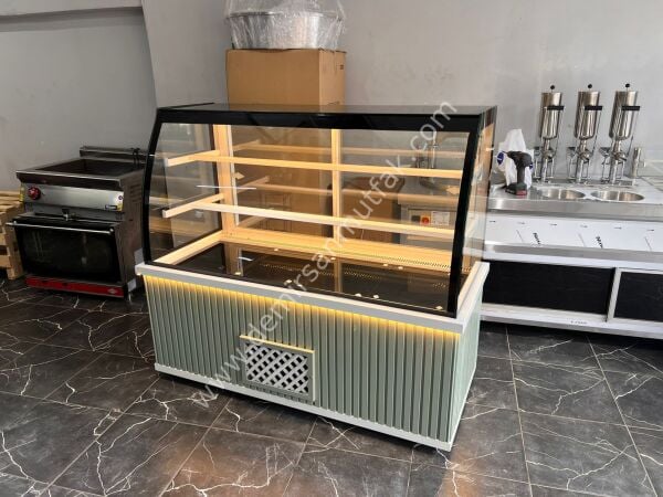 Modern Yeşil Pasta Tatlı Teşhir Dolabı | LED Aydınlatmalı Pastane Vitrini – DM025