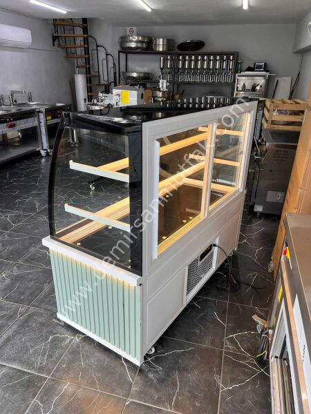 Modern Yeşil Pasta Tatlı Teşhir Dolabı | LED Aydınlatmalı Pastane Vitrini – DM025