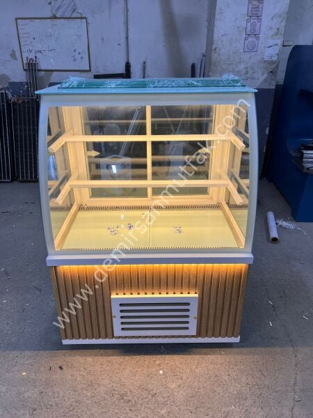 Ahşap Dekorlu Pasta Dolabı | LED Aydınlatmalı Pastane Teşhir Vitrini – DM029