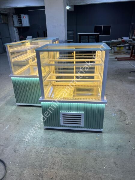 Modern Pastane Teşhir Dolabı | Soft Yeşil Dekorlu LED Aydınlatmalı Pasta Vitrini – DM037