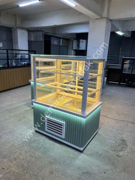 Modern Pastane Teşhir Dolabı | Soft Yeşil Dekorlu LED Aydınlatmalı Pasta Vitrini – DM037