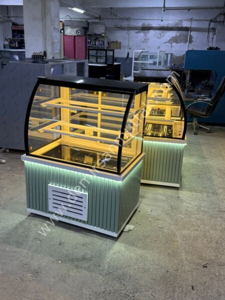 Modern Pasta Reyonu | LED Aydınlatmalı Pastane Vitrini – Şık Dekorlu Teşhir Dolabı DM038