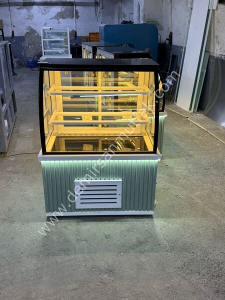 Modern Pasta Reyonu | LED Aydınlatmalı Pastane Vitrini – Şık Dekorlu Teşhir Dolabı DM038