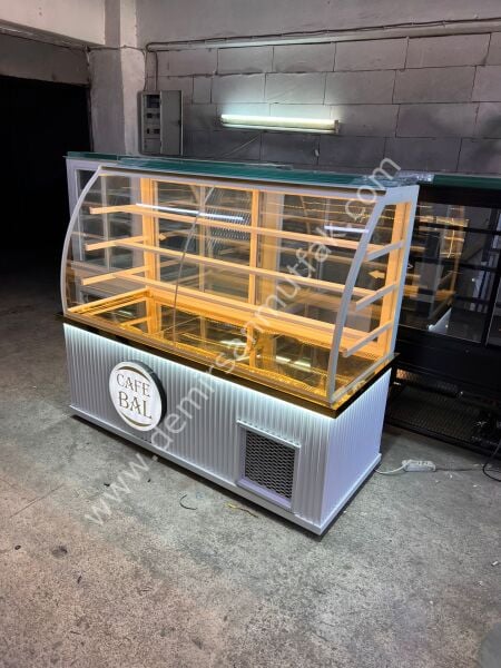 Pasta Teşhir Dolabı | Bombeli Camlı Geniş Sergileme – DM049