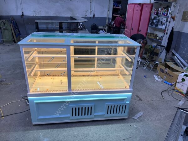 Çok Amaçlı Pasta Tatlı Meşrubat Dolabı | Modern Teşhir Ünitesi – DM051