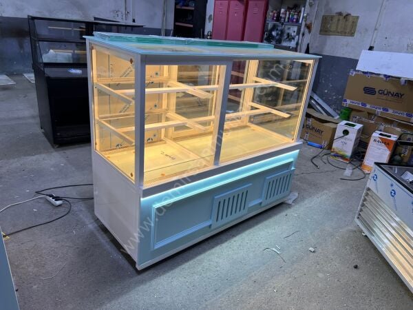 Çok Amaçlı Pasta Tatlı Meşrubat Dolabı | Modern Teşhir Ünitesi – DM051