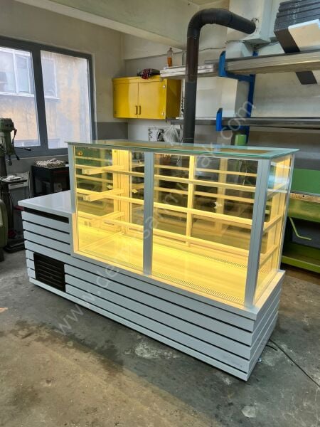 Profesyonel Pasta Teşhir Vitrin Dolabı – Geniş Camlı Pastane Dolabı DM086