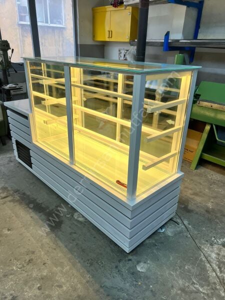 Profesyonel Pasta Teşhir Vitrin Dolabı – Geniş Camlı Pastane Dolabı DM086