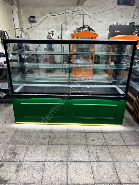 Endüstriyel Pasta Teşhir Dolabı – Geniş Camlı Pastane Vitrini DM091