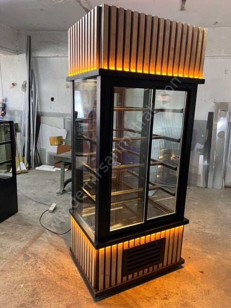 Dik Tip Pasta Dolabı – 4 Tarafı Camlı Premium Pastane Teşhir Vitrini DM092