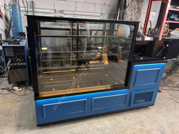 Modern Pasta Teşhir Dolabı – LED Aydınlatmalı Profesyonel Pastane Vitrini DM094