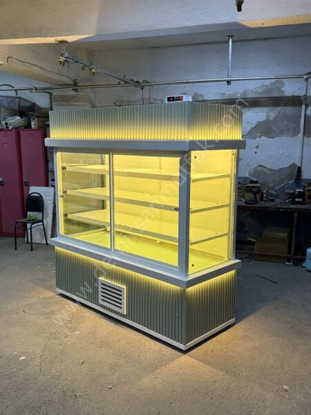 Cephe Tipi Pasta Dolabı – Geniş Camlı Profesyonel Pastane Teşhir Vitrini DM099