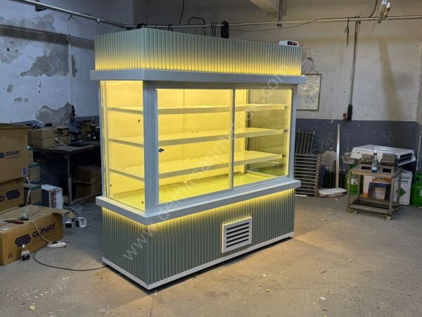 Cephe Tipi Pasta Dolabı – Geniş Camlı Profesyonel Pastane Teşhir Vitrini DM099