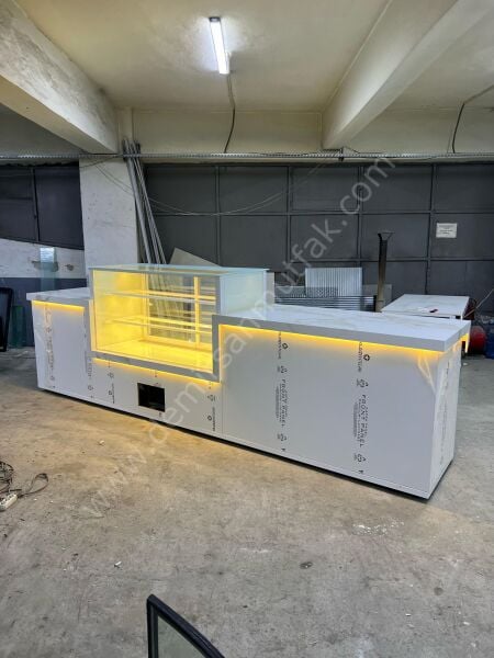 Pasta ve Tatlı Banko Dolabı – Modern Tasarımlı Pastane Servis ve Teşhir Bankosu DM100