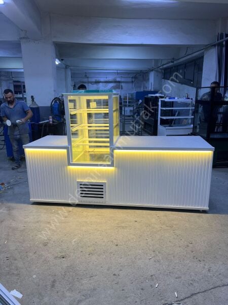 Orta Vitrinli Pasta ve Tatlı Teşhir Banko Dolabı – LED Aydınlatmalı Modern Pastane Ünitesi DM103
