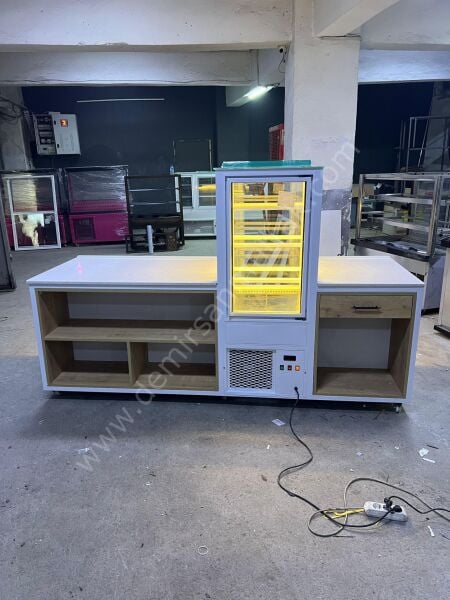 Orta Vitrinli Pasta ve Tatlı Teşhir Banko Dolabı – LED Aydınlatmalı Modern Pastane Ünitesi DM103