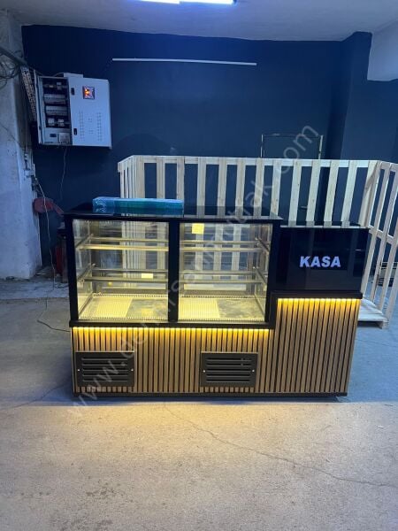 Modern Pasta Teşhir Dolabı ve Kasalı Pastane Bankosu – Ahşap Detaylı LED Aydınlatmalı DM104