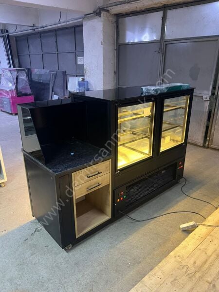 Modern Pasta Teşhir Dolabı ve Kasalı Pastane Bankosu – Ahşap Detaylı LED Aydınlatmalı DM104