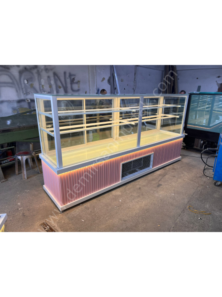 Pasta ve Tatlı Teşhir Dolabı – Geniş Vitrinli Endüstriyel Model DM0132